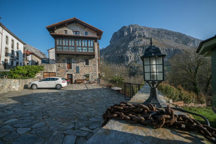 Parking y fachada principal con "la peña de los Yagos" al fondo