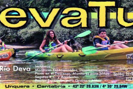 EN LA IMAGEN SE VE A UNOS CHICOS DESCENDIENDO EL RIO DEVA EN CANOAS